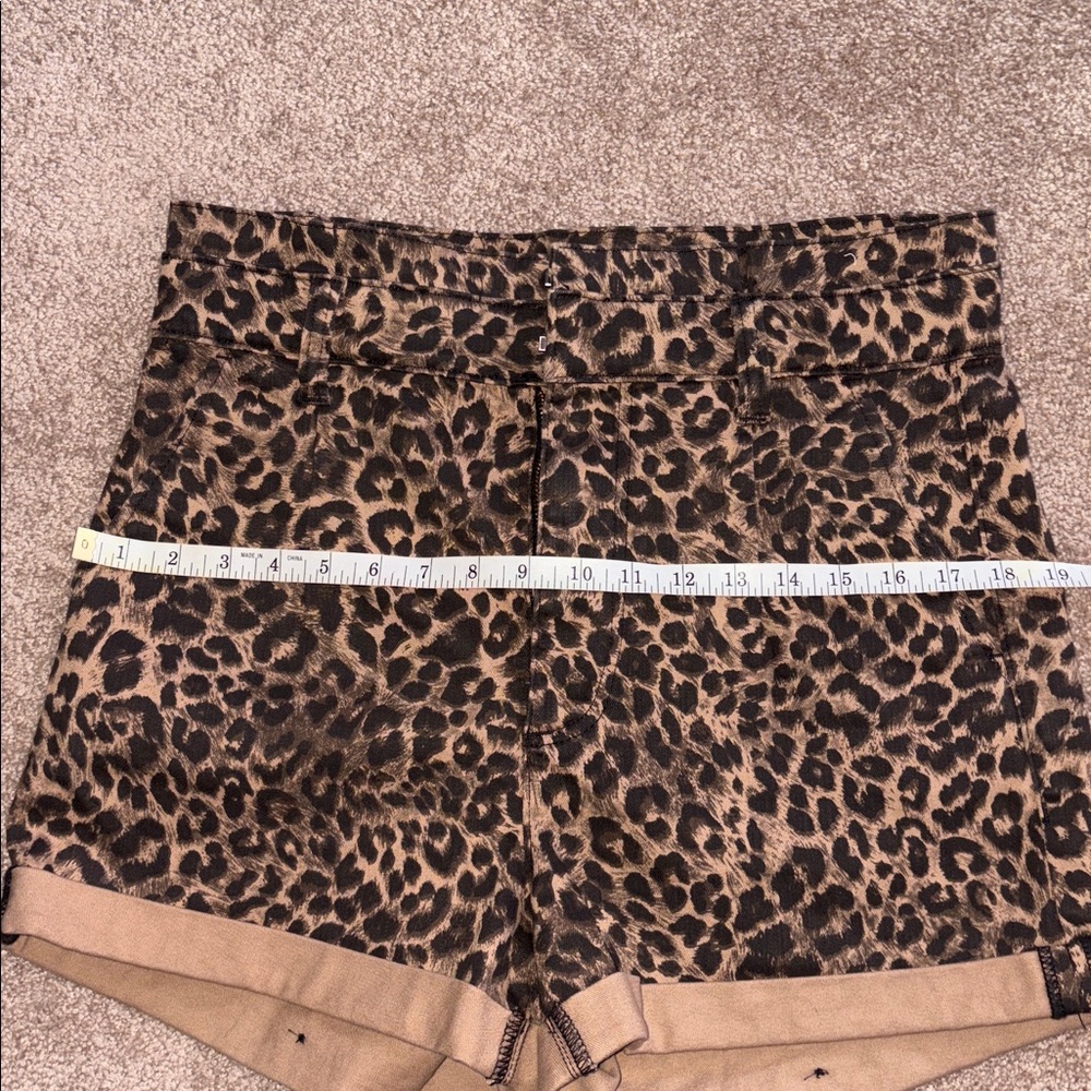 Express stretch shortie high rise leopard shorts size 10 - Picture 10 of 13
